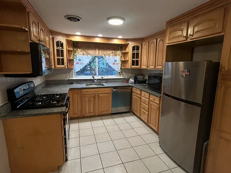 632 W Roxbury Pkwy — Photo 5