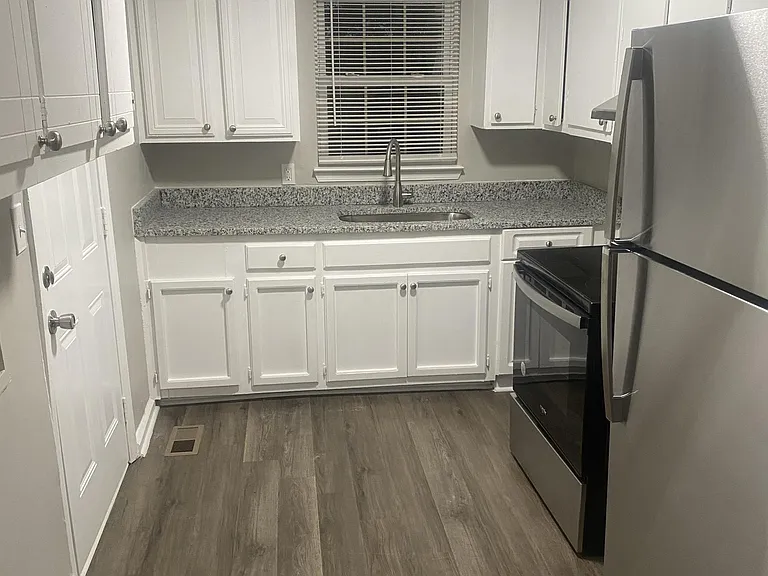 208 Evergreen St — Photo 2