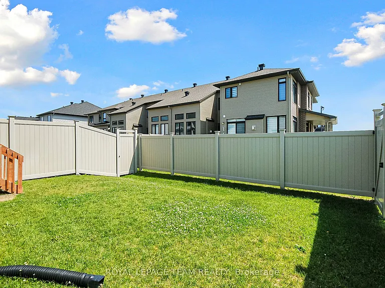 799 Cairn Cres — Photo 3