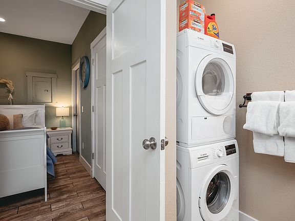 5th image of 952 Walnut St #952S
