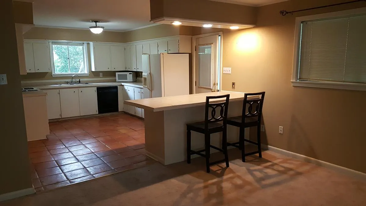 3 bed, 1200 sqft, $1,300 — Photo 2