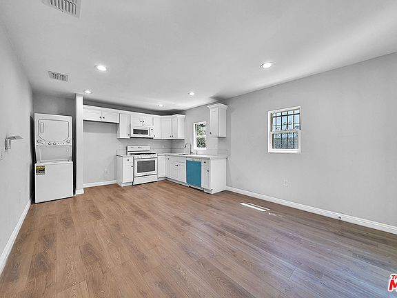 3rd image of 1050 S Bronson Ave