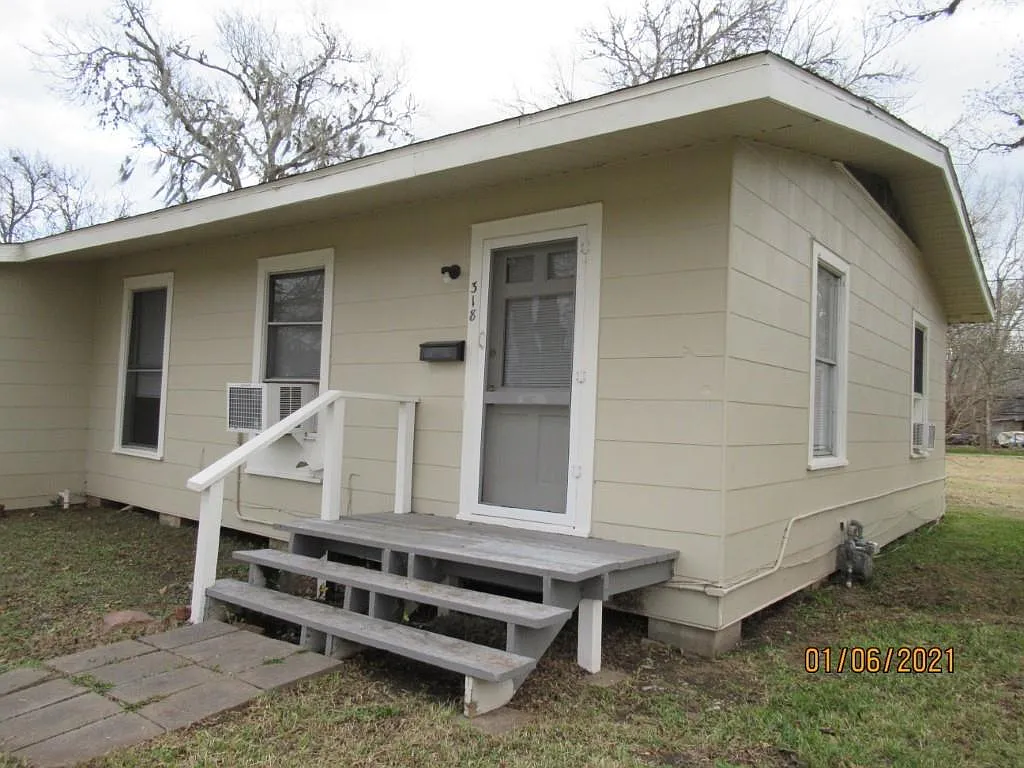 Building Photo - 318 Circle Way St