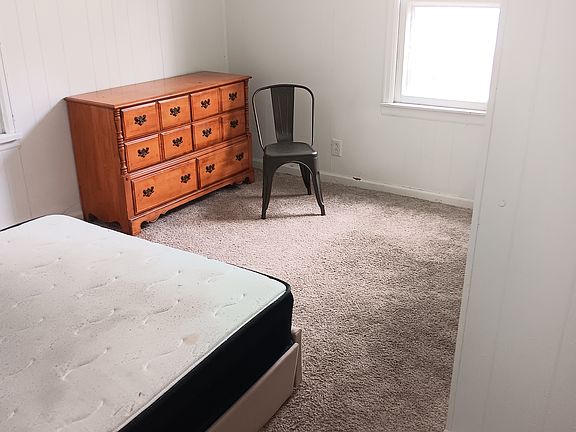 3rd image of 604 S Barrett Ave