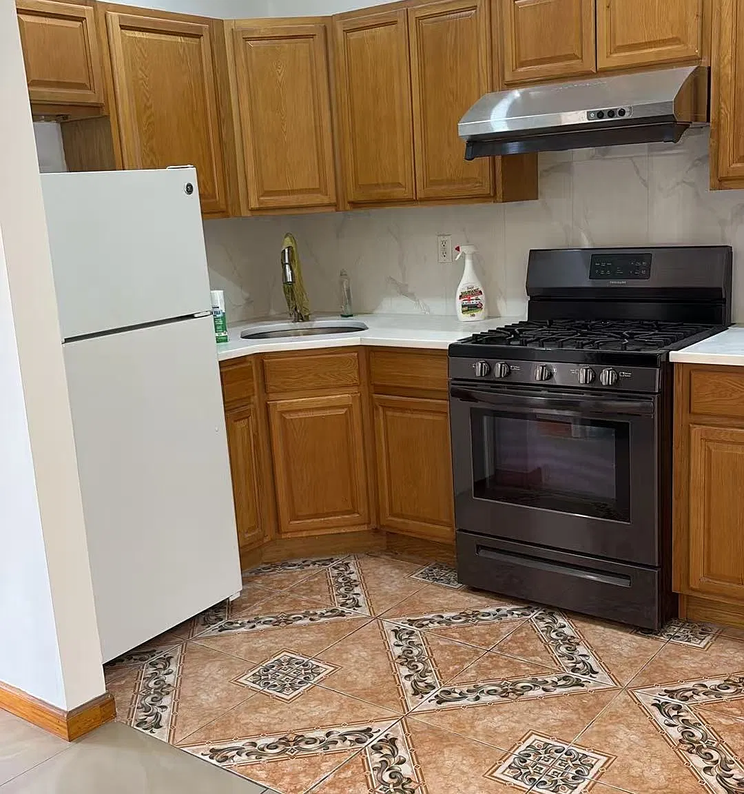3 bed, 950 sqft, $2,300 — Photo 2