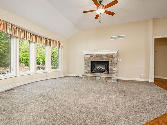5th image of 420 SW Wintergarden Dr