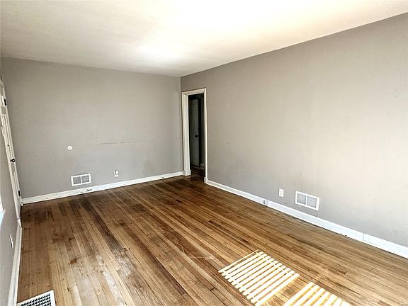 4th image of 12132 Valencia Ave
