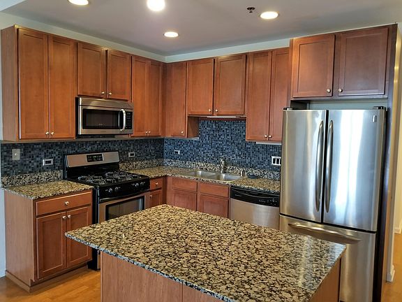 3rd image of 828 W Grace St APT 908
