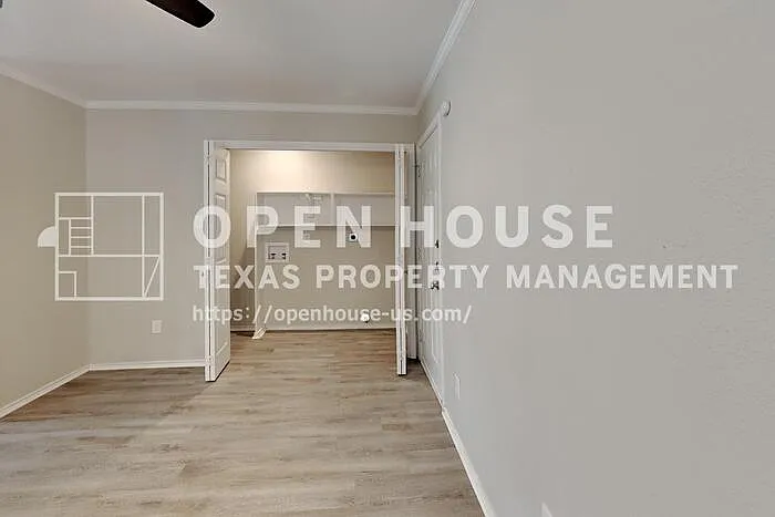 909 Sandhurst Dr — Photo 8