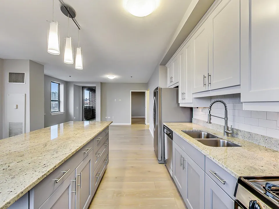 437 W Division St #801