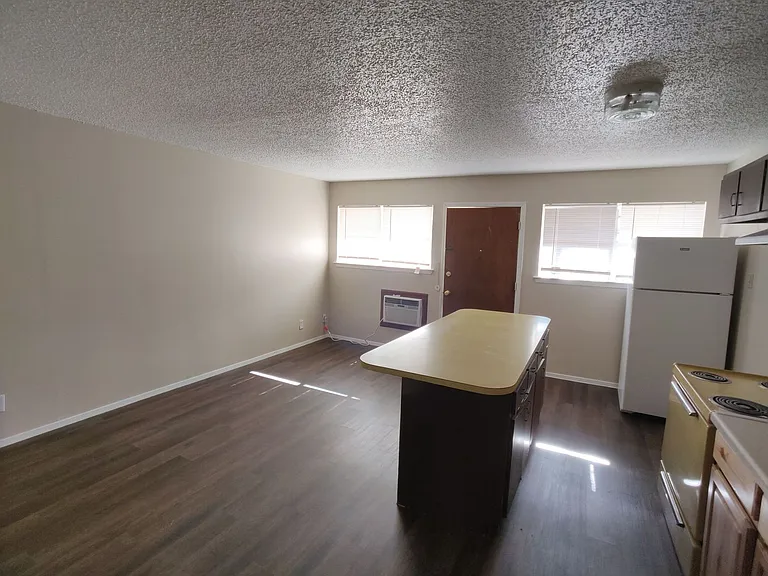 332 Preusser St — Photo 2