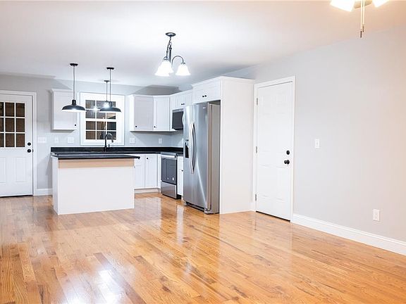 5th image of 99 Woodlawn Ave Unit 3