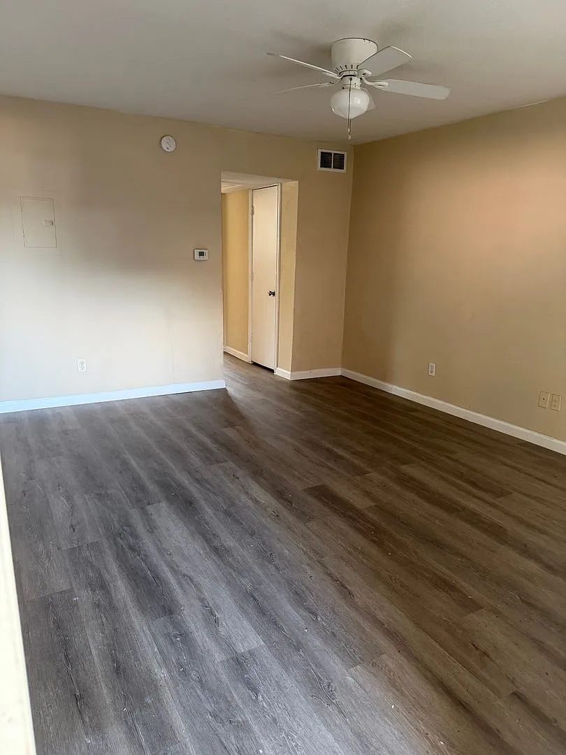 4521 Columbia Apartmetns — Photo 2