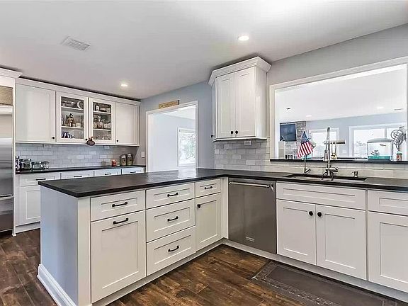 5th image of 601 Derby Dr E