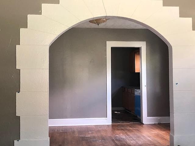 2nd image of 905 W Hillcrest Dr