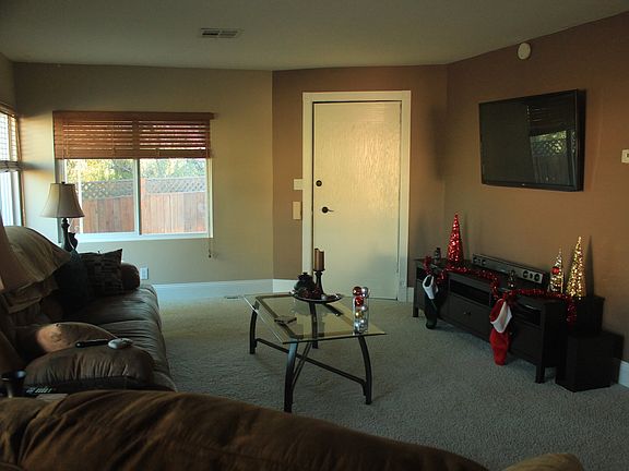 Spacious/bright living room