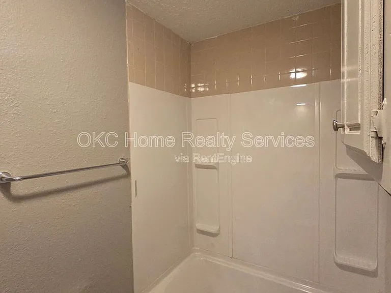 6715 Lyrewood Ln — Photo 11