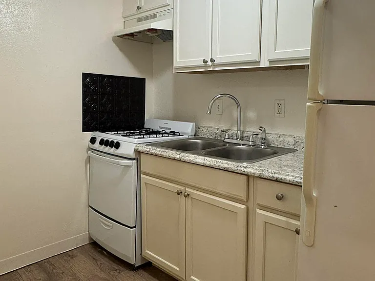 2815 Merriam Ln #12 — Photo 4