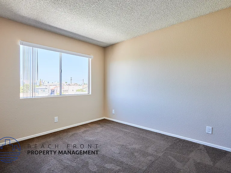 1636 E 6th St — Photo 11