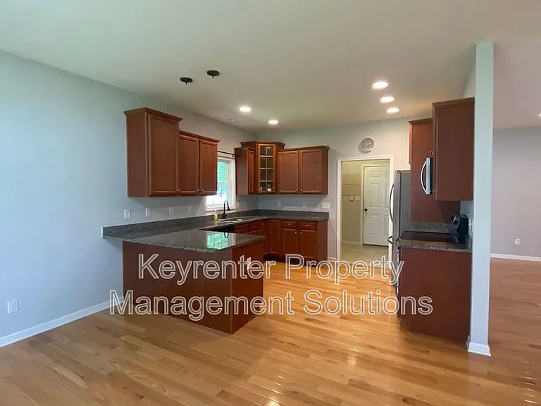 819 Geoffery St — Photo 22