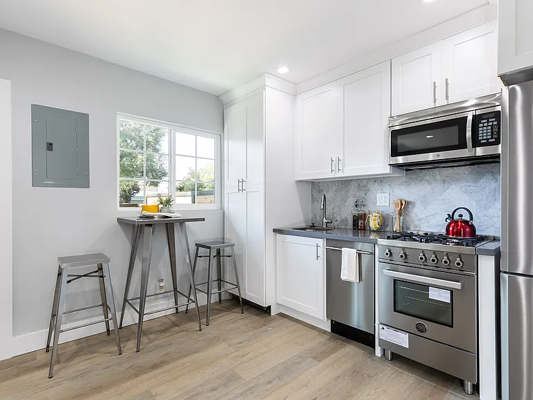 2822 S Redondo Blvd #H — Photo 3