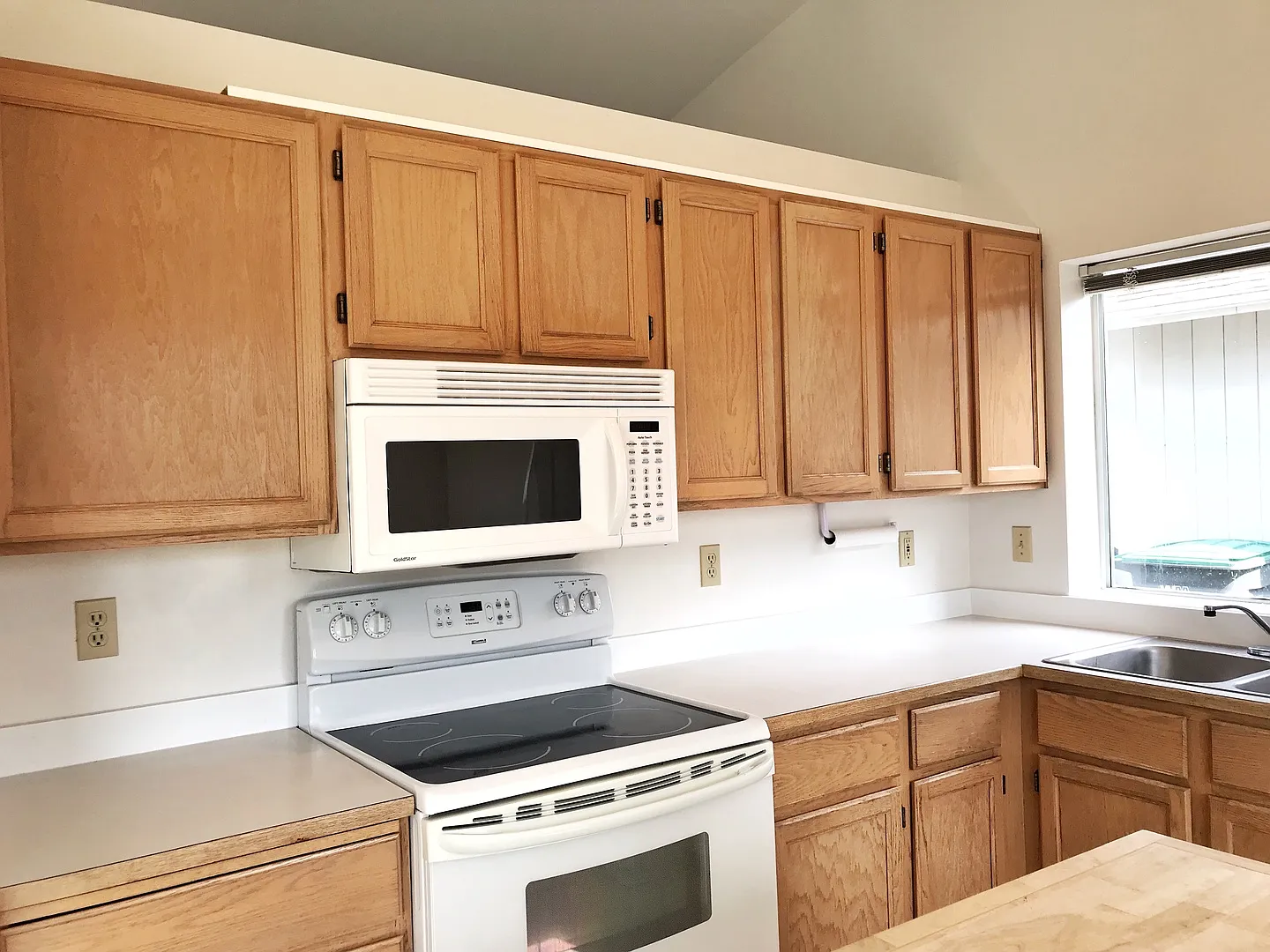 Great 3 bed with huge yard! — Photo 4