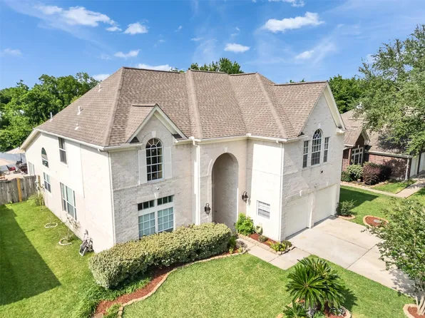 1922 Oakwood Court Dr, Baytown, TX 77521