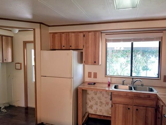5th image of 919 Balsam St