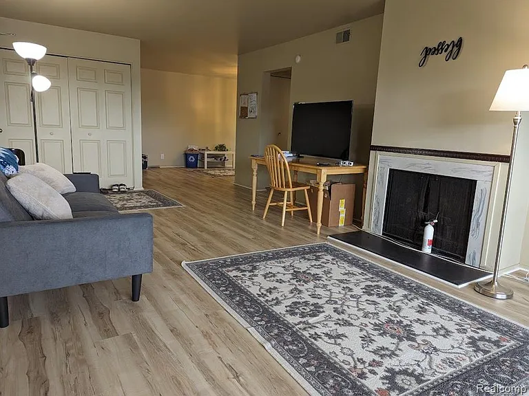 1315 S Maple Rd — Photo 4
