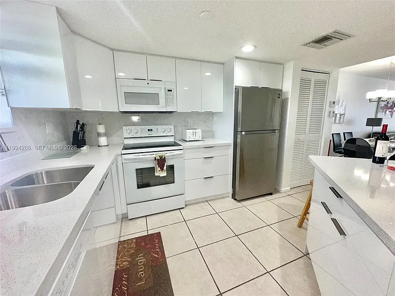 17801 N Bay Rd #513 — Photo 8