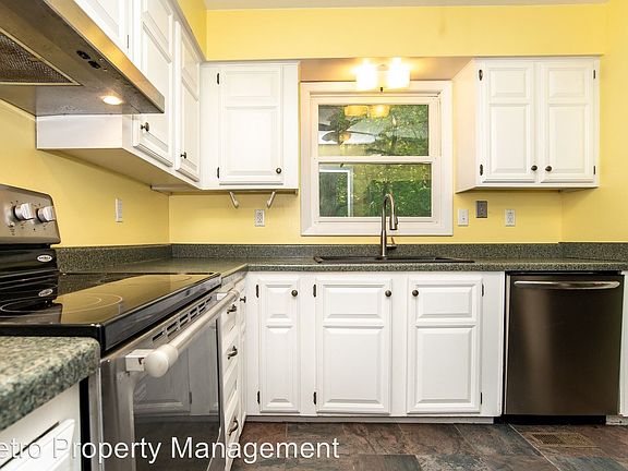 5th image of 27 Dogwood Dr