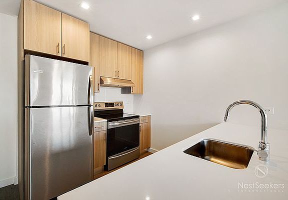 4th image of 11-39 49th Ave #1202