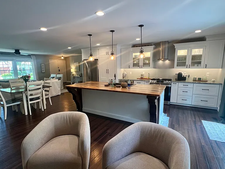 View of Kitchen from new angle.
Built in Microwave & Gas stove too.