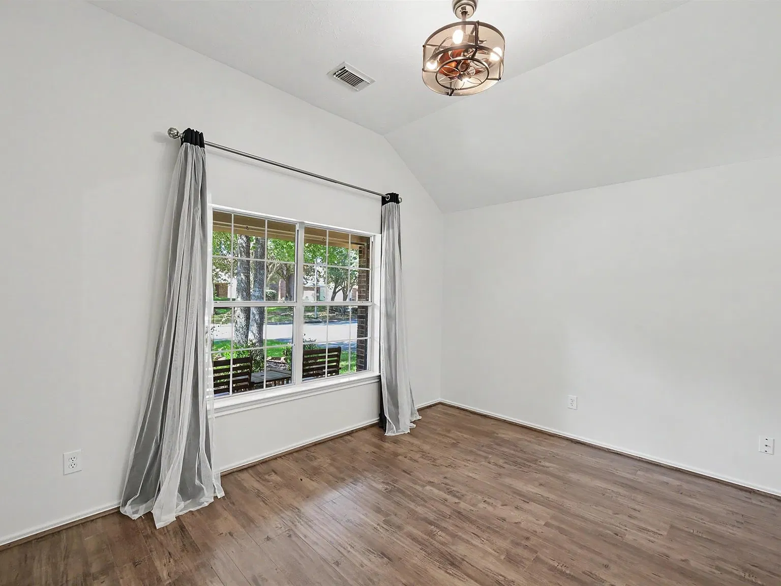 4 bed, 2.0 bath, 2155 sqft, $2,100 — Photo 4