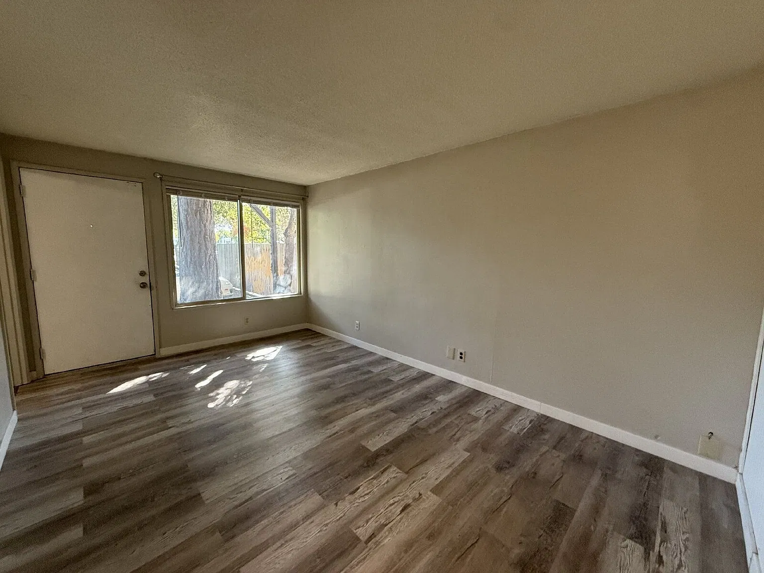 851 W 5th Ave — Photo 3