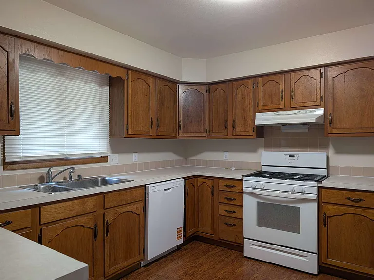 2408 S Gladys Ave — Photo 2