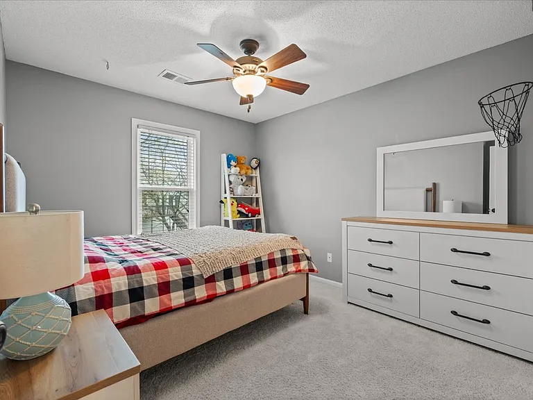 1002 N Clinton St — Photo 24