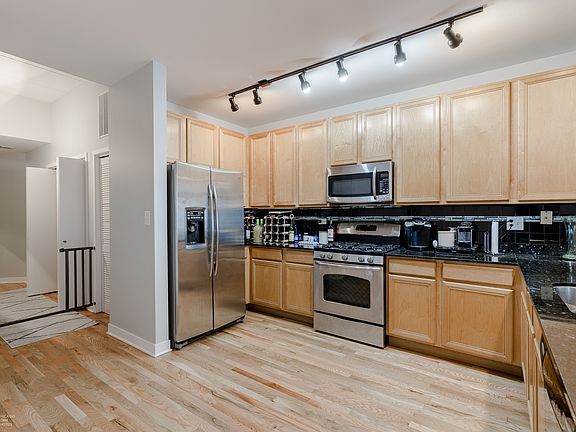 3rd image of 843 W Monroe St APT 4B