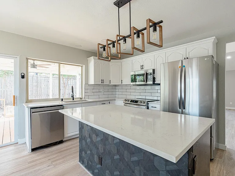 2027 Lucerne Cir — Photo 10