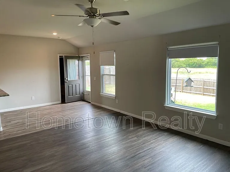 1712 Vermilion Ln — Photo 6