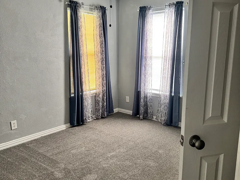 2953 Moffett Ave — Photo 3