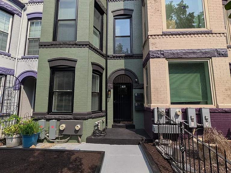 821 4th St NE #B — Photo 1