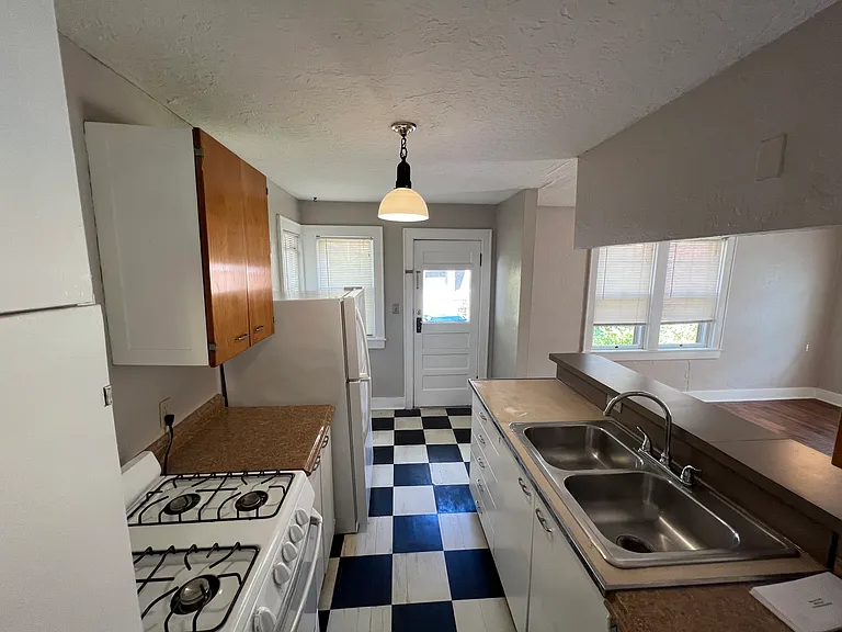 907 Parsons St — Photo 9