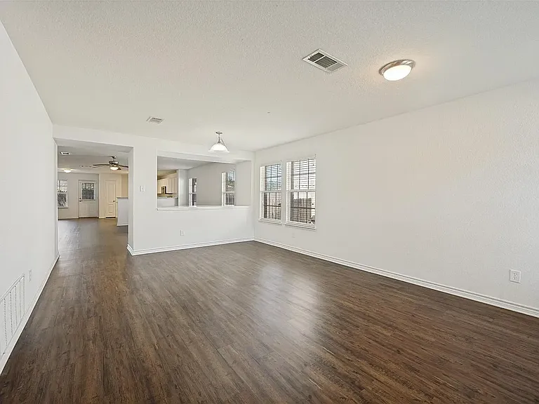 8013 Hidden Oaks Dr — Photo 3