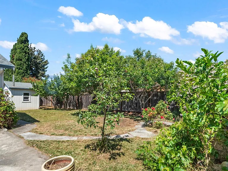7525 Hazelnut Dr — Photo 30