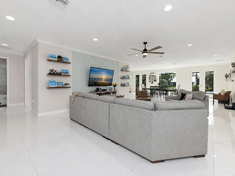 314 NE Surfside Ave — Photo 6