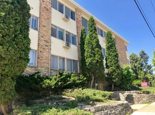 233 School Ave APT 205, Excelsior, MN 55331