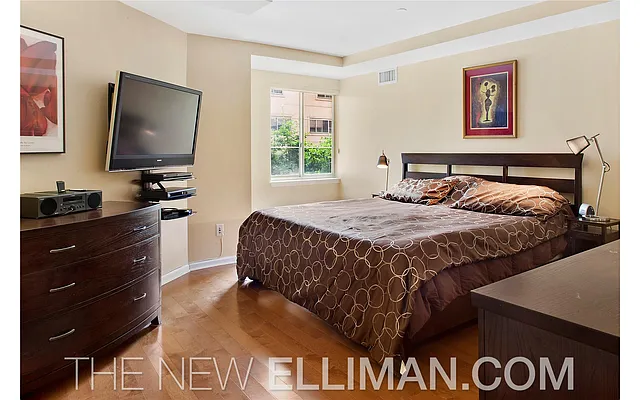 Sold by Douglas Elliman | media 14
