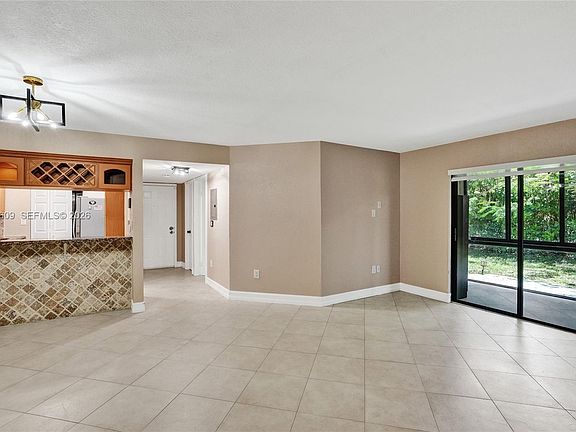 3rd image of 927 NE 199th St APT 103