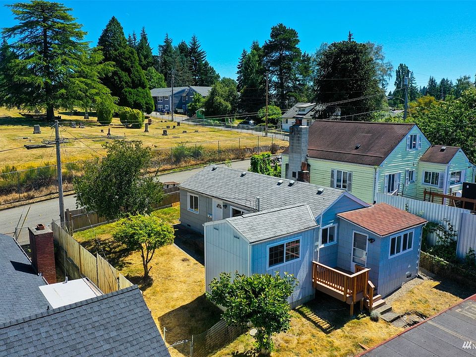  WELCOME HOME! Back of picture is start of huge carport!>